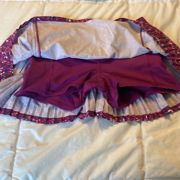Size 4 lululemon pleat to street skort - Picture 2 of 4
